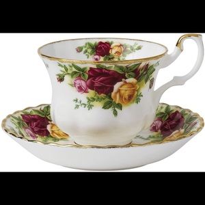Royal Albert 4 Teacup’s with 4 Saucers - Old Country Roses